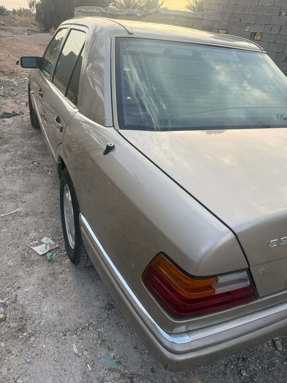 ماسدس دب البيع موديل 1993،
جاهزه ال خير من مكينه من حداديه كل جديد 
سعر وباقي تفاصيل على رقام ***********
