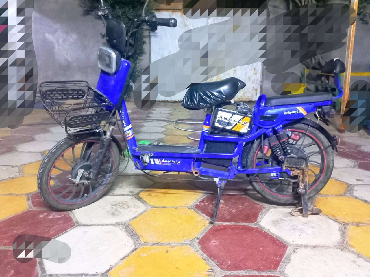 سلام عليكم دراجه شحن استعمال متوسط حالته ممتازه مواصفات
. تجي ب 6 بطاريات 12V يعني 72V 

. سرعتها 40  بطاريات قوية و تحمل وزن 150 تمشي 35 

. ملف الدفع 680 W 

. بيها هورن ولايتات شغاله و عداد سرعه 

.   4  سرعات 

سعر 300 و بي مجال 

... و اي شي ثاني بل صور اواستفسار  رقم واتساب 7766614803
