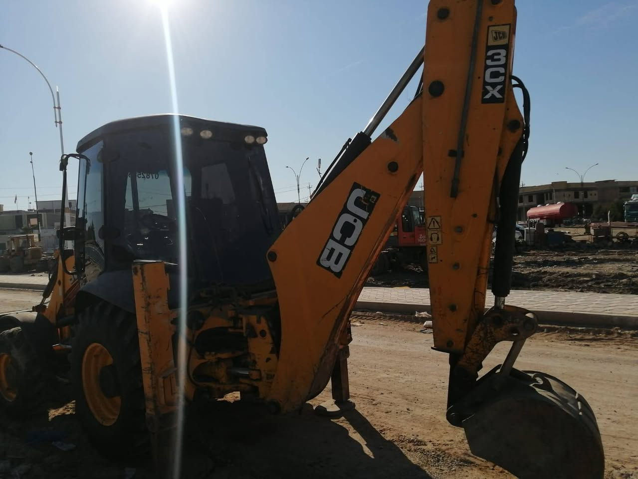 السلام عليكم حفاره جي سي بيه البيع  موديل 12 مكينه خير من الله  المكاني بل سماوه جاهزه العمل رقم ***********  مكلف بلنشر
