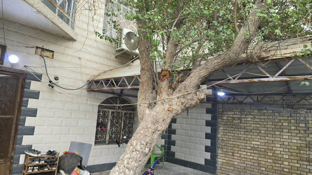 السلام عليكم يتوفر منزل للبيع طابو صرف طابقين بناء قديم ومرمم المعقل الحي المركزي
المساحه 240م الواجهه 12م نزال 20
الطابق الاول غرفتين نوم صاله واسعه  استقبال 7×4 حمامات 3
 مطبخ حديقه  وكراج
الطابق الثاني ثلاث غرف نوم وصاله واسعه وحمام  للاستفسار على الرقم *********** منطقه هادئه وقريب عليها مدارس وسوك ومستشفى
 السعر  360 وقابل للتفاوض البصرة, العراق
