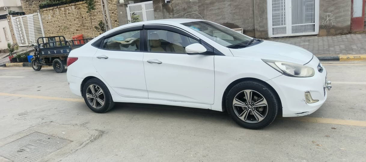 هونداي اكسنت البيع أو مراوس حسب القناعه
موديل 2015 السياره خير من الله كير محرك مكفولات 
سونارها موجود بل صور السيارة ما متعوبه السيارة نضيفه بمعنه الكلمه السيارة بسمي سنوية ال 2031 هزه جديده  السيارة بل كوت هاذا رقم*********** راعيها السيارة معروضه 82وبيها مجال
