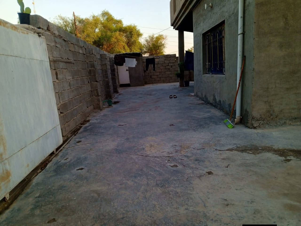 السلام عليكم دار للبيع مساحه 260متر طابو زراعي سند 25 مجاز رسمي يحتوي على غرفتين نوم استقبال وصاله وسط ومطبخ وصحيات داخليه وخارجيه خدمات ماء كهرباء شارع تبليط مدارس مستوصف سوك روضه كلها قريبه هوررجب خلف مدرسه المعينيه بشارع الروضه للاستفسار الاتصال بصاحب الدار ***********السعر 105وبيه مجال
