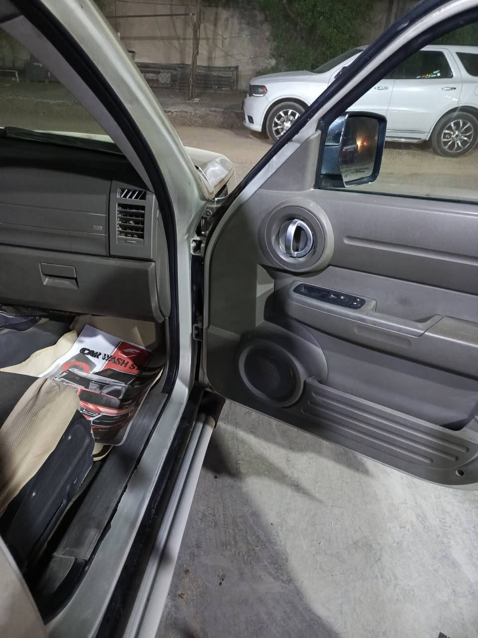 السلام عليكم
 دوج نيترو 2008 للبيع رقم بغداد ألماني، السعر 70 وبيها مجال، المكان بغداد.
الاتصال على الرقم ***********
