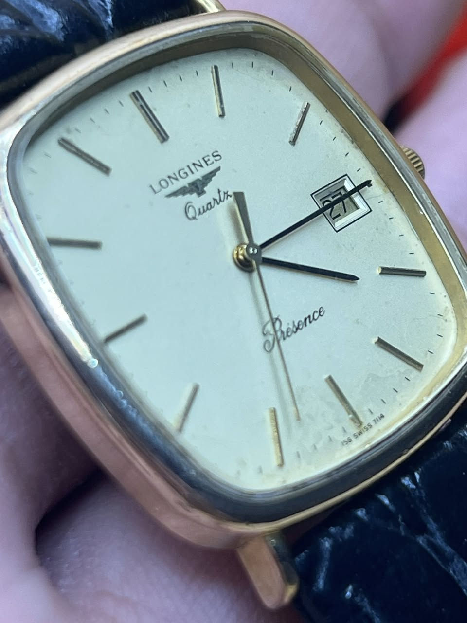 العريقة لونجين كوارتز بطارية طلاء ذهب منفذ شهري دزاين مربع كلاسك ابعاد الساعة 31x31 ملم السير الاصلي البك مستبدل
نظافة جيدة

السعر 160$
الحجز والاستفسار على الخاص
واتس اب ***********
