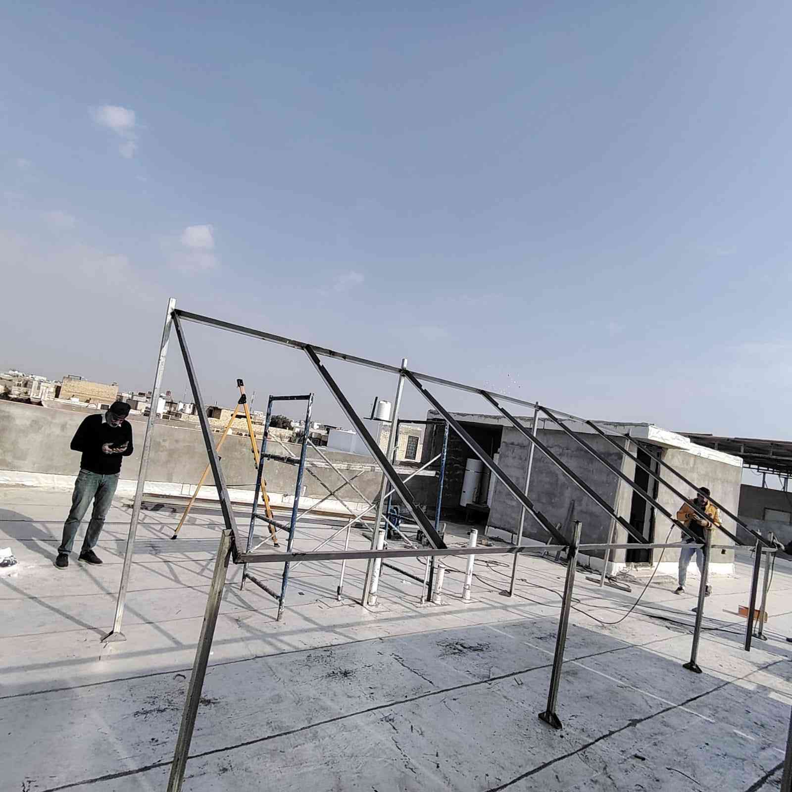 نعمل كافه الحداده و الاطاقات الشمسية لسقاف السنوديج وشبابيك والأبواب بانسب السعار ***********
