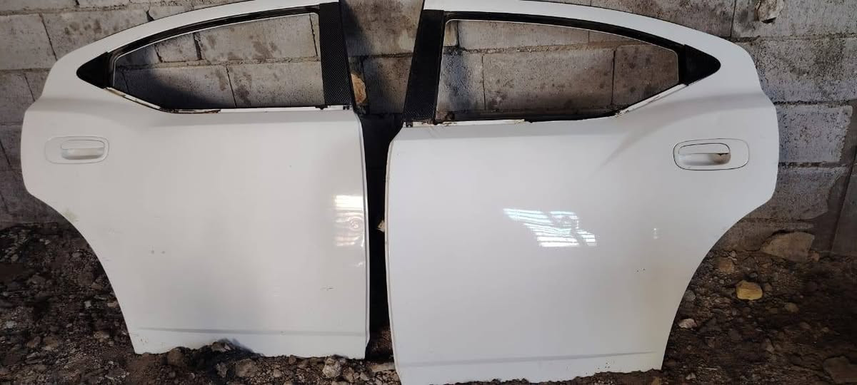 سلام عليكم للبيع باب خلفي وره سايق الون رصاصي صدر الحمام مال مديل من ١٥ الئ ٢٣ بدون صبغ بلادي كامله سعر 200  عندي باب احمر مال سايق فارغ وعندي بيبان مال جارجر من 8 الى 10 خلفيات وجاملغ امامي ايمن شراي يخابر وخادم مكاني بصره قضاء المدينه***********
