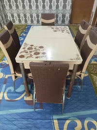 طبله للبيع سعرها 200,000 وبيها مجال وياها ست كراسي 07860135519