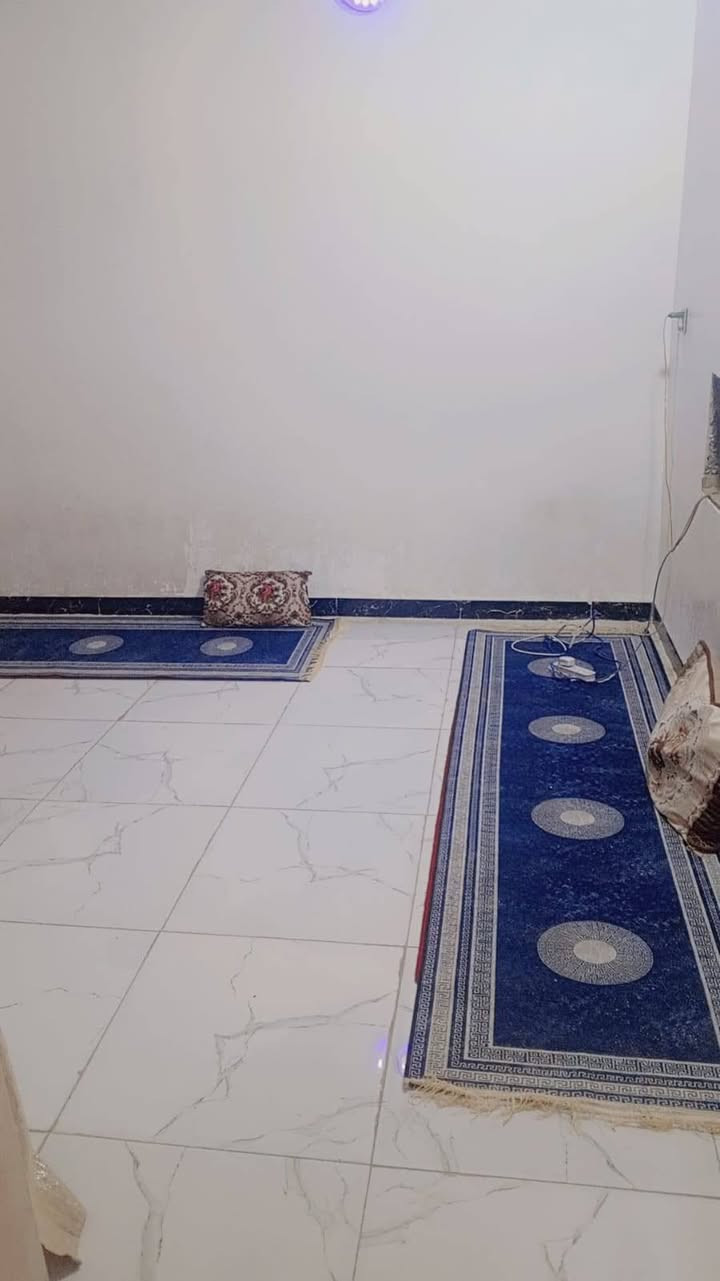 دار للبيع براكيه شارع المعمل المساحه 100 متر غرفه وصاله ومطبخ وحمام والبراني بس صاعده والشارع تبليط السعر: بـ 16 وبي مجال للاستفسار الاتصال على الرقم التالي ***********
وتوجد عرصه للبيع وسعرهه بـ4 ونص قرب الدار مساحتها 100 متر
