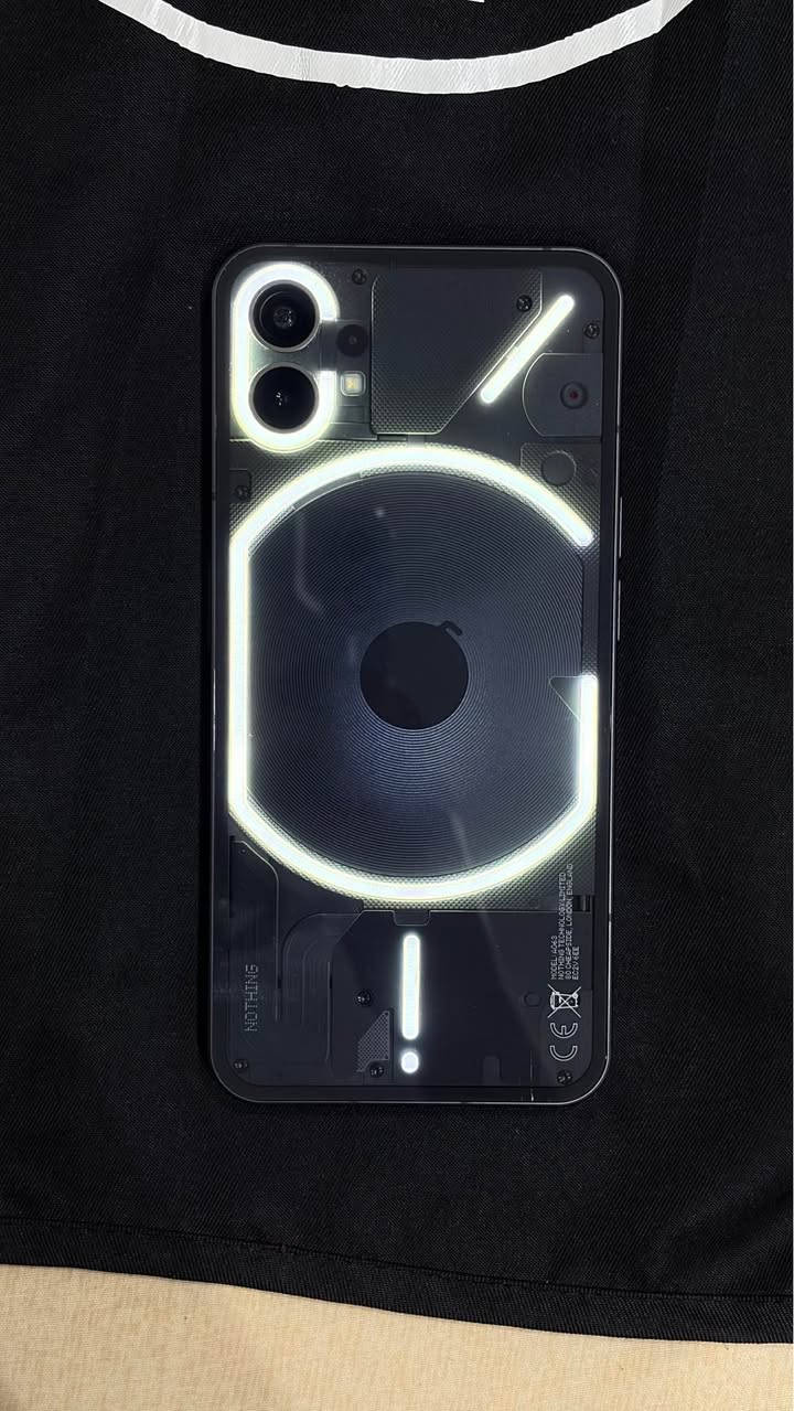 بيع مستعجل نزلت سعرة لل300 الف
هاتف نوثنك المميز مميزاتة ومواصفاتة 
المساحة 256gb 
الرام 8g+8g يعني 16 
المعالج snapdragon 7gen
البطارية 4500mah
تردد الشاشة 120hz فريم 
الكاميرات الخلفية 50mp ثنيناتهن ٥٠ ميكا بكسل 
الكاميرا الامامية 16mp ميكا بكسل 
نوع الشاشة وحجمها ٦.٥ amoled 

والشي المميز بل تليفون هوة الاضاءة الخلفية الي بل ضهر مثل ما موضح بل صورة تتفاعل مع الاتصالات والاسعارات ويمكن استخدامها بل تصوير القريب كذلك 

السعر 300 الف وبي مجال 
المكان بغداد للتواصل 
*********** بغداد, العراق
