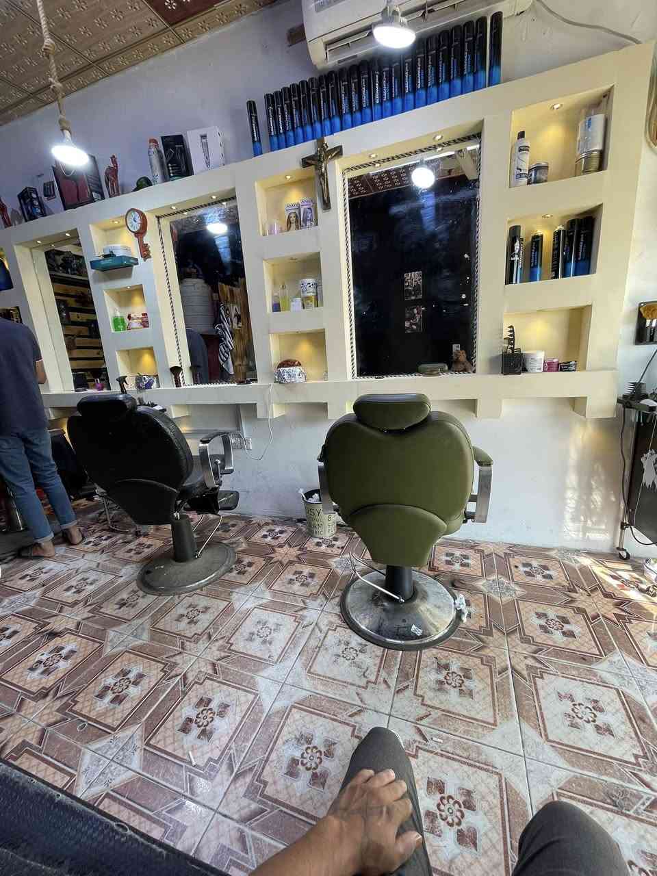 سلام عليكم صالون حلاقه للبيع بصره قبله سوق ام هاني مقابيل سايدين مستوصف حي القائم صالون يشمل ٣ كراسي وسبلت وبراد وقنفات عدد ٢  وميوزه عدد ٢وجهاز بخار وليزر بشره وجام خانه وبراد مي محل طوله ٥ متر وعرضه ٣ امتار محل متوجه وخير من الله ايجار المحل ١٥٠ الف وسعر المحل مليونين وبيه مجال رقم ***********
