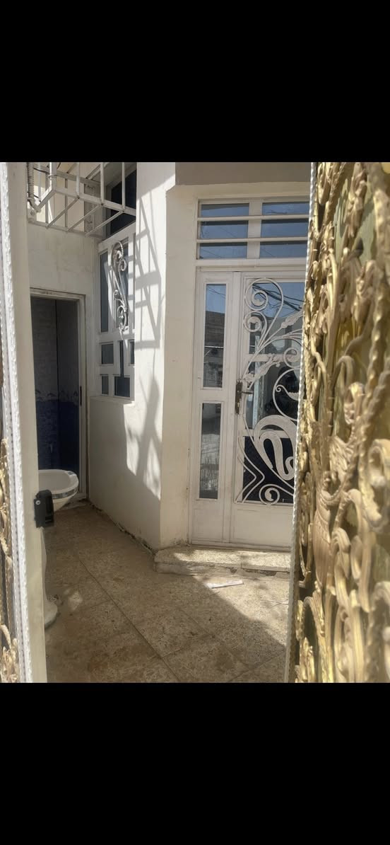 دار للإيجار
١٠٠متر غرفه صاله استقبال مطبخ تخاريج عدد ٢ مكشوفه عدد٢ شارع المطار القديم 
***********
