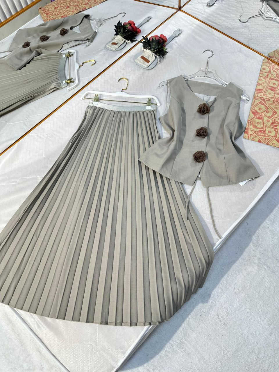 ★ بسم الله توكلنا على الله ★

✨ عـيـد 2026 احلى الموديلات متوفرة ✨

🎨 الألوان :-كما معروضة + لون رصاصي 

سوت العيد  ♥️  طول كامل ردان  خامة دابل صيفي 

قياسات 48_38

التوصيل لكل العراق: 4 آلاف 🚚


**إذا كنت صاحب هذا الإعلان وتريد حذفه لأي سبب، رجاءا أرسل رسالة إلى الدعم الفني**