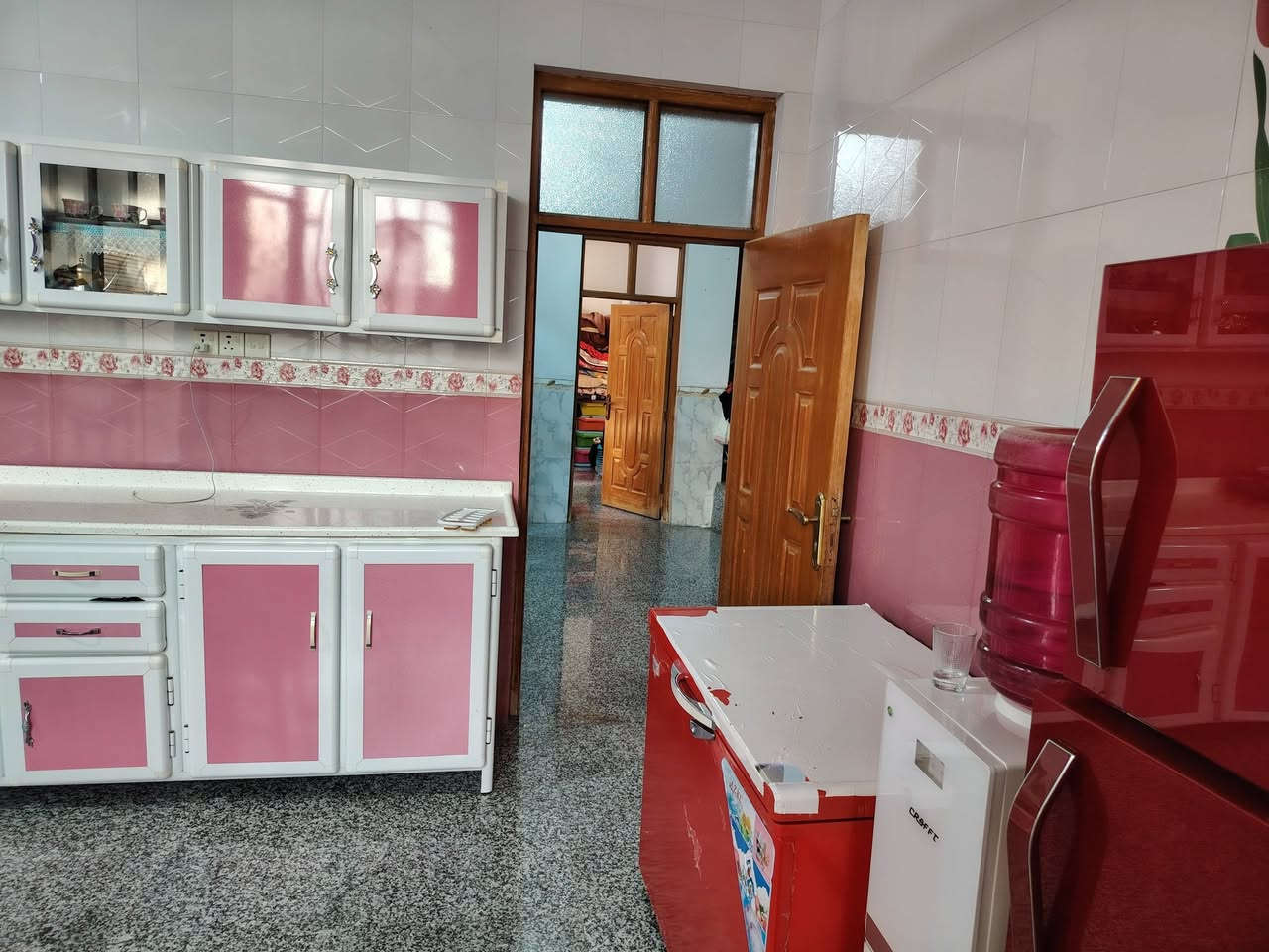 بيت للبيع طابقين 200 متر مربع 10*20 =قرب مول اهل الخير
حي نادر الثانيه، يبعد عن الشارع الخدمي 200متر
البيت واجهته شارع، وكراج سياره،  والبناء درجه اولئ
السعر 270 مليون وقابل للتفاوض، *********** ا
البيت طابو زراعي 25 بسمي،
