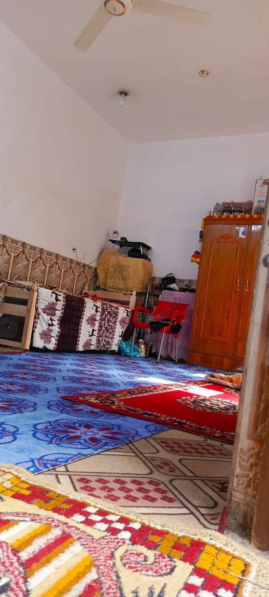 بيت خلفي طابو مشترك باسمي احوله رأساً 80 متر بالطابو واقع حال اكثر من 90م بناء مكون من غرفتين ومطبخ وساحه كبيره وحمامات العنوان سوق الشيوخ شارع موكب العقيله اول فرع من تنزل من جهة الصوره رابع بيت عن الشارع سعر 46 وبي مجال للشراي الاخلاء خلال فتره قصيره

واتساب ***********
