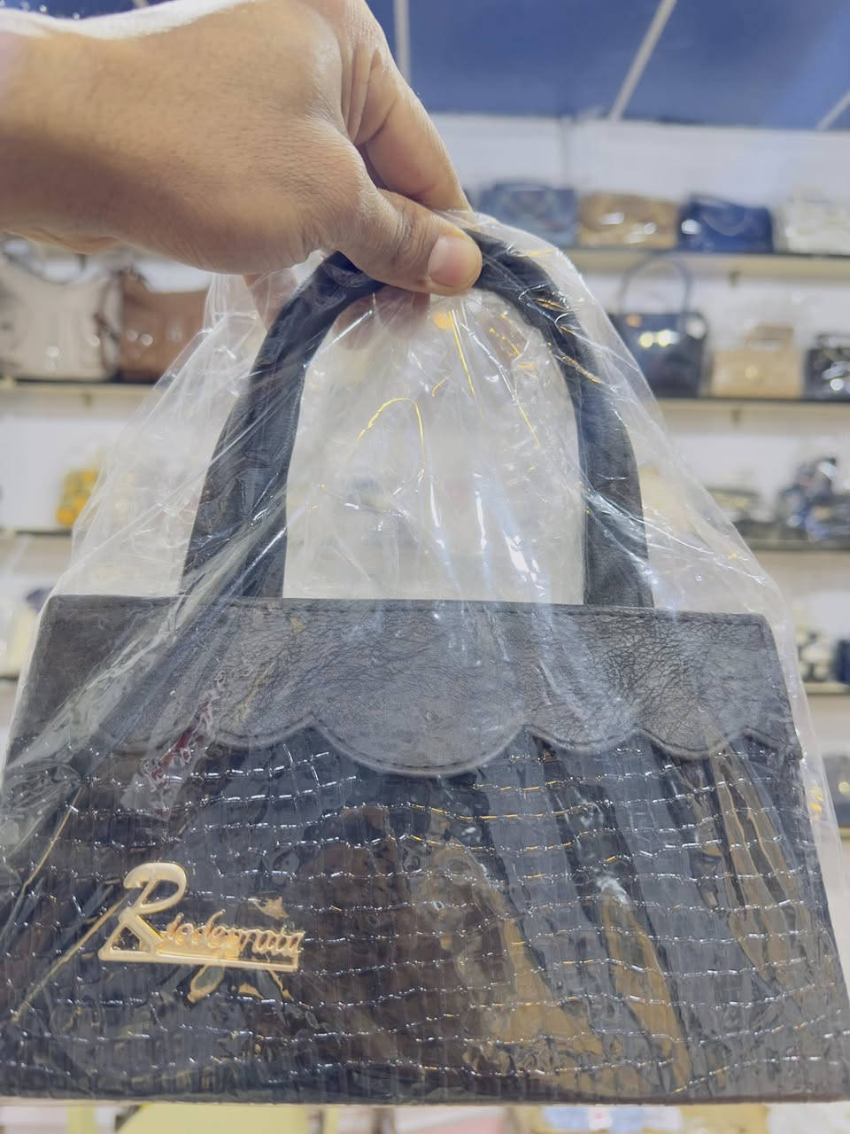 انواع الحقائب النسائية
سوق الفجر الجديد القيصريه الثانيه رقم المحل 34
يوجد توصيل داخل الفجر
***********
