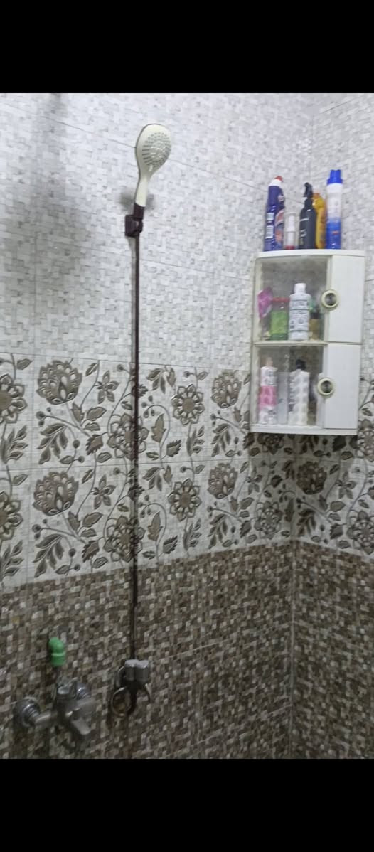 السلام عليكم ورحمه الله وبركاته 
لدينا بيت 100 متر يتكون من طابقين الطابق الاول استقبال وصاله ومطبخ بارد وحار وغرفه وحمامات داخليه وخارجية والطابق الثاني غرفه وصاله وحمامات ومخزن سندويج داخل السطح 
البيت كله مرمر وبنيان حديث وياه عرصه بصف البيت 100 متر هم تنباع ويه البيت 
العنوان الكوفه قرب فلكت الدلال 
الاستفسار على الرقم ***********
