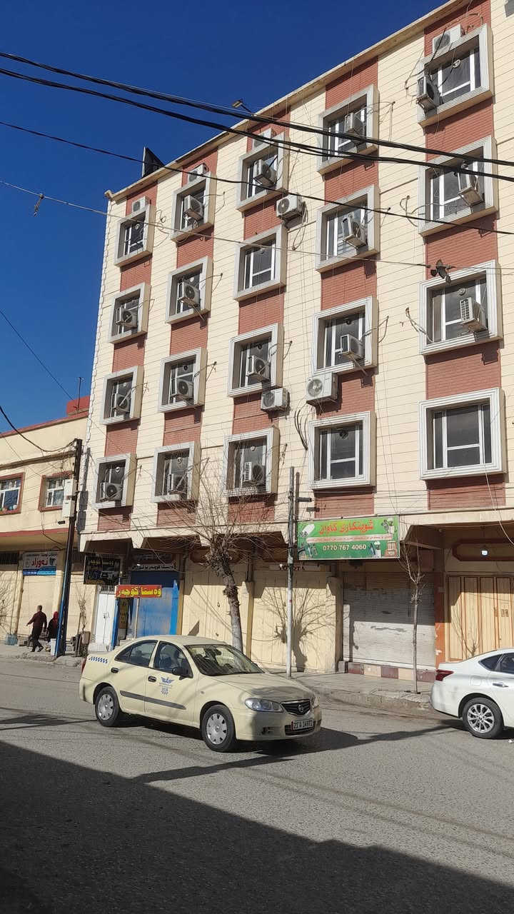 السلام وعليكم ورحمة الله وبركاته  .. رمضان كريم وخير انشالله أحبتي أصدقائي الأعزاء متابعي صفحة النسيم للعقار في السليمانية  .. فرصة استثمارية لا تعوض للراغبين في الاستثمار في السليمانية  .. يوجد لدينا بناية للبيع  ( فندق كامل مجهز  جاهز للعمل   ) البناية متكونة من خمس طوابق  مساحة ١٨٠م . 
٣٠ غرفة  سويت ... 
٨ شوقة ... 
٨ محلات جاهزة للأيجار  .. 
يوجد مولدة مع بير ماء شغال..
 البناية  طابو ملك صرف..
للإستفسار اكثر يرجى الاتصال على الرقم.. 
*********** .. 
تحياتي لكم جميعا  .. النسيم للعقار في السليمانية ..
