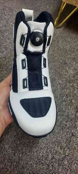 السلام عليكم اخوتي من رخصة صاحب الكروب
يتوفر عندي هذا حذاء دراجة نارية من طراز "Speed"، مصنوع من جلد الألياف الدقيقة والـ PVC والـ PU والمطاط والقماش الشبكي، ويتميز بنظام ربط S-lock/SLS سريع وآمن. 
قياسه ٤٣
السعر ٣٥ مع التوصيل
*********** واتساب
