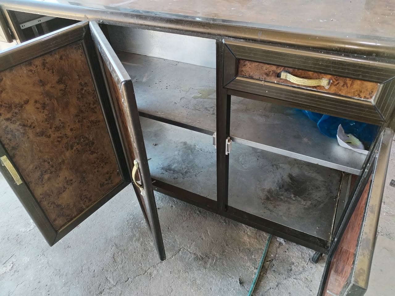 ميز الامنيوم
كاونتر مترين
*********** وتساب
