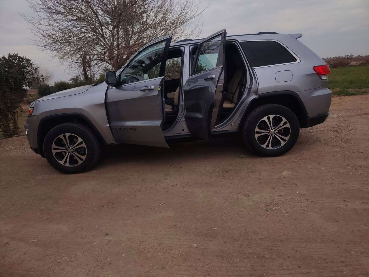 سلام عليكم #جيب ٢٠١٧ وارد أمريكي قطعه وحده مبدله فقط بنيد حادثهه كلش حلوو مصبوغ الجاملغ الأمامي الأيمن بدون تبديل سياره كلش جديده بدون دواخل سياره  نضيفه وبل خير ع ياخذهه
لل استفسار ***********
مكانهه بغداد اليوسفيه
سعرهه ١٩٨
🌷
