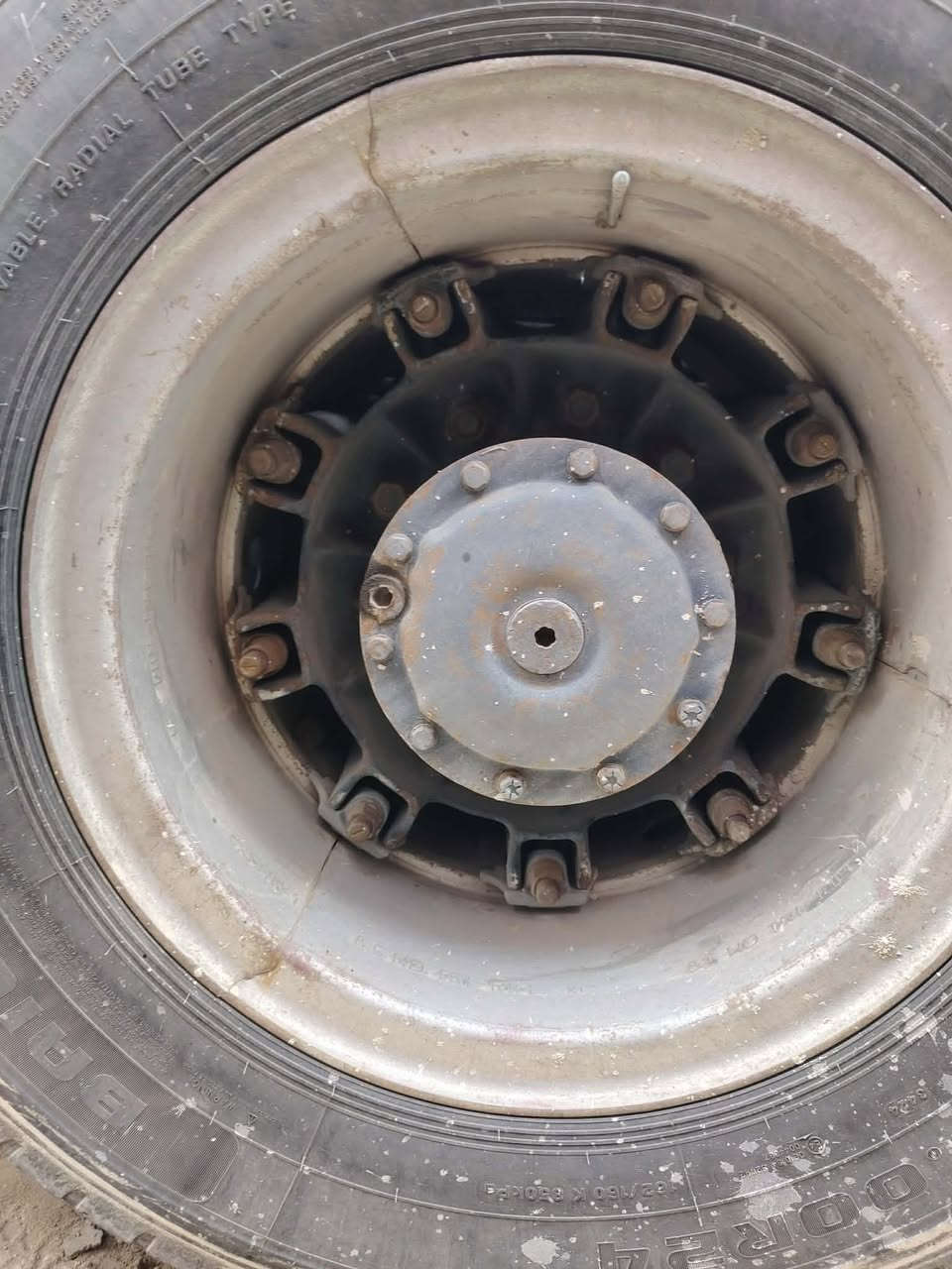 السلام عليكم اطارات 24 للبيع 3 أزواج مع ويالة و براميخ بيع او مراوس مع اطارات 22 ونص للاتصال ***********
