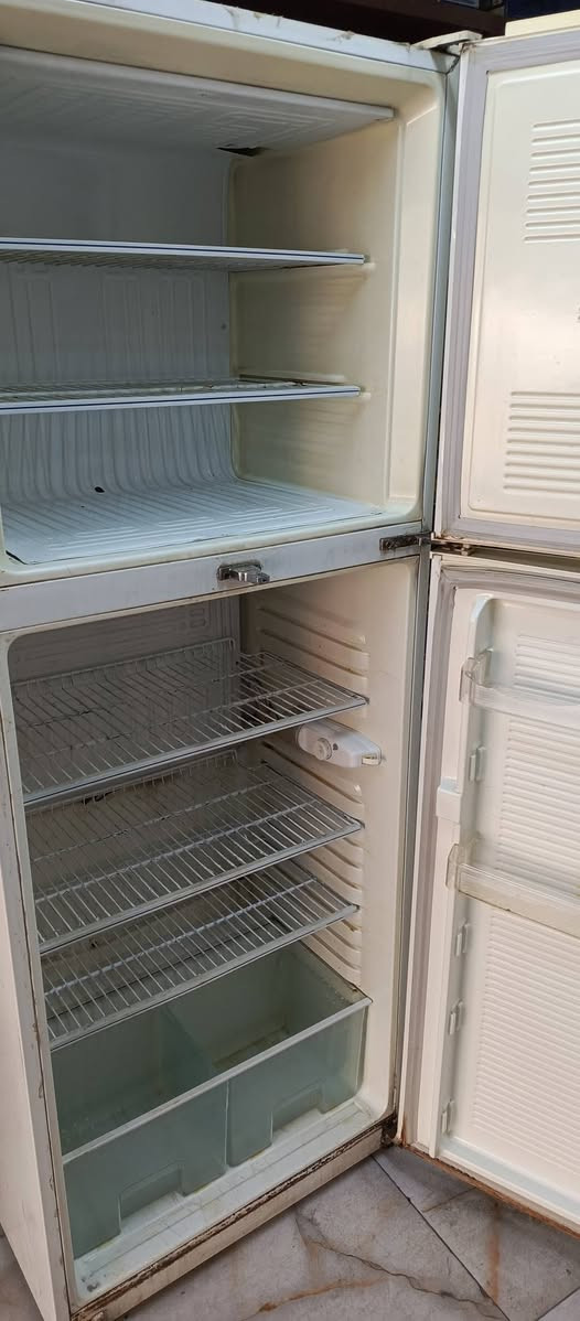 ثلاجات للبيع سعر الثلاجه 150عنوان الشعب رقم الهاتف ***********
