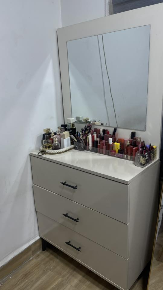 غرفة نوم تركي استخدام قليل للبيع
 0771 237 4503
