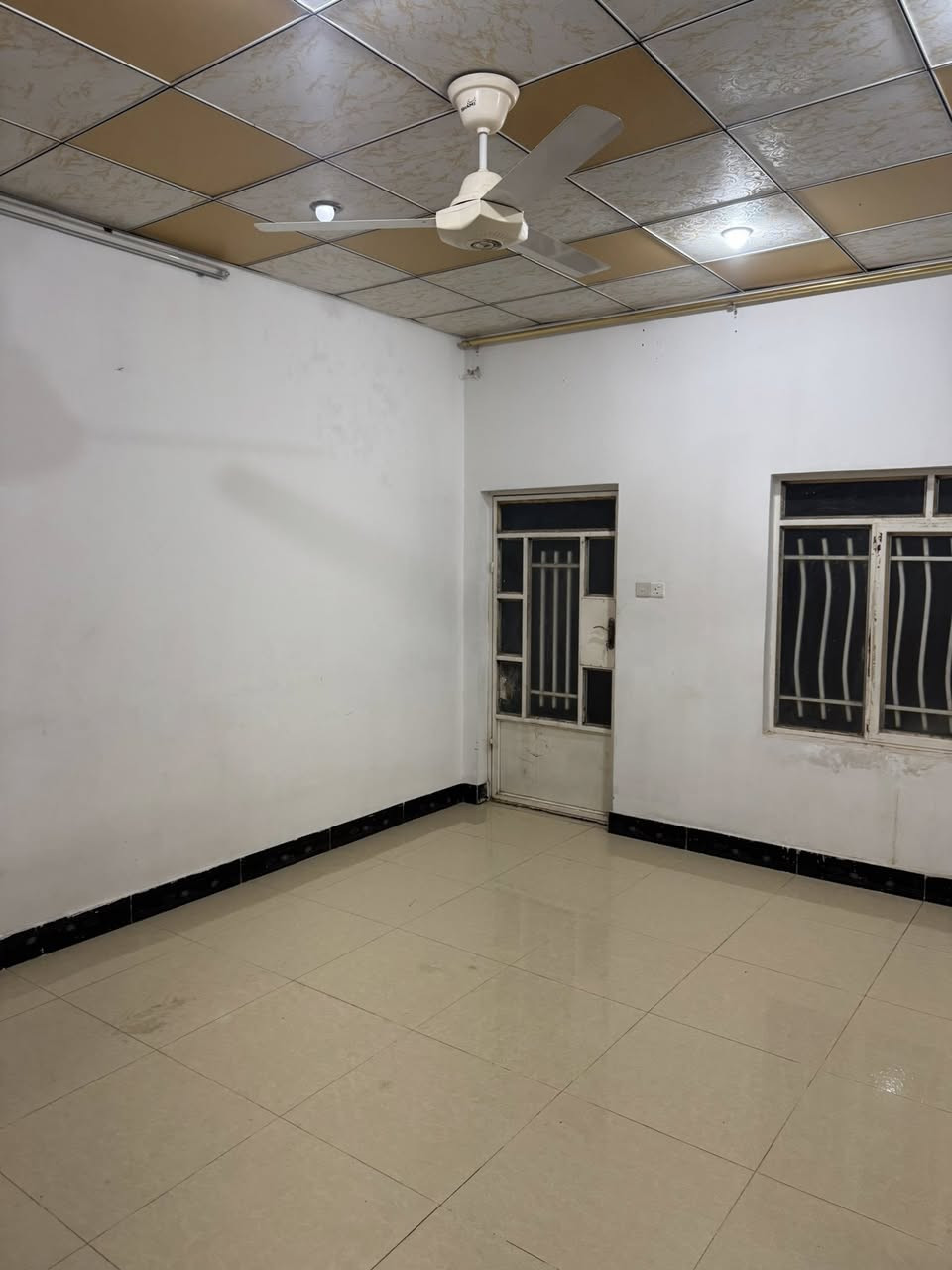 بيت للايجار للايجار في حي الافراز بالبداية بناء نضيف جدآ مكون من طابق واحد غرفتين نوم وصالة واستقبال ومطبخ وحمامات وسطح سعر الايجار 350 الف *********** عقارات ابو سلطان
