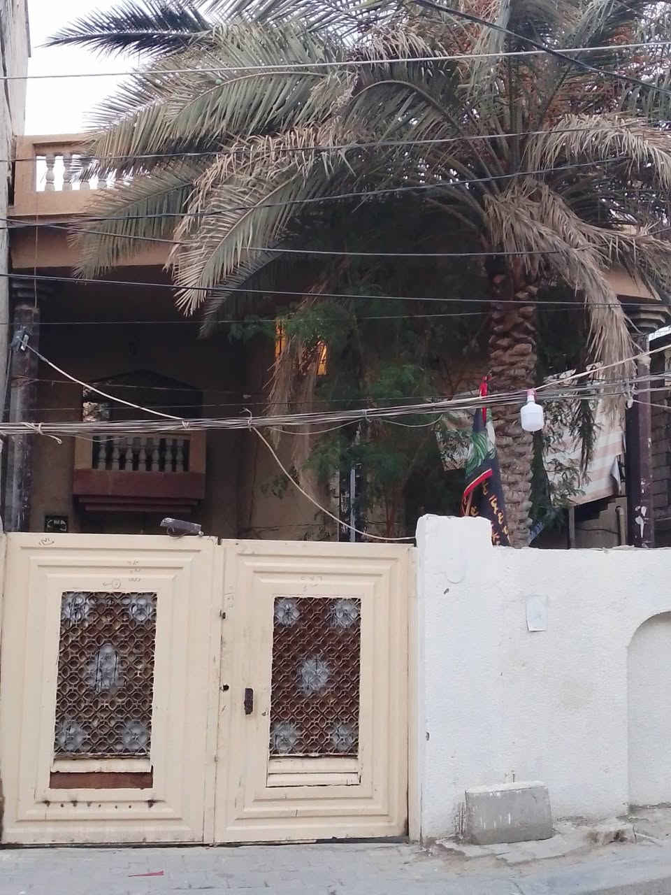 مكلف بالنشر. 
دار للبيع مع شقه مشتركه 
حي الاساتذه مجاور حي التحدي مقابل شارع مستشفى الامام الحجه عج تدخل اول فرع البنايه الي بيها مخبز وأسواق وأبو دجاج وقصاب  
المساحه ٢٥٠ متر طابقين دبل فاليوم بناء كونكريت مسلح طابوق ساكنين حاليا بيه يباع بسعر قطعه ارض يعني بناء ما حاسبينه  باقي التفاصيل الاتصال صاحب الدار مباشرتا 
***********
