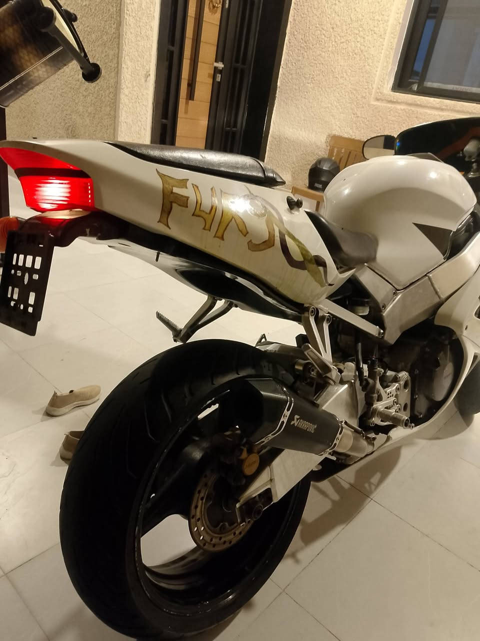 Cb1000rrللبيع
دراجه نظيفه وشلعتها حلوه وكفراتها نظافه 80بالميه محرك مفتوح وكهربائيات كلها شغاله بس الأشاير ميشتغلن لايت عالي ناصي بگ لايت شغال كزوز رياضي akrapovic
سعرها 17 ورقه وبيه مجال بسيط مكاني كوت 
***********
