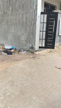 وبركاتة بيت الإيجار مساحه ٥٠ متر واجهيا ٥ بيت يتكون من صاله ومطبخ غرفت...