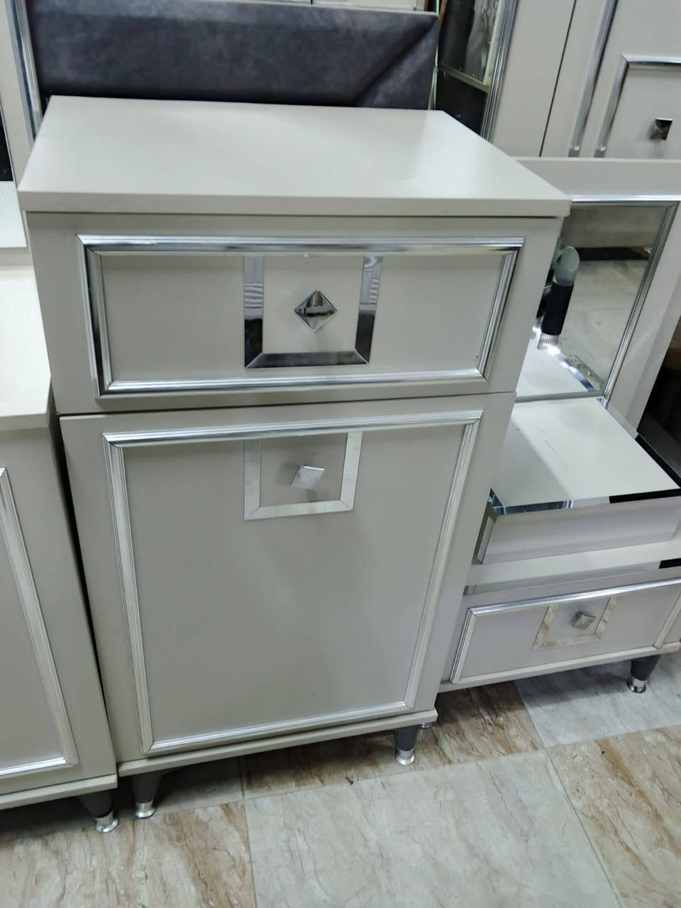 غرفة ٨ ابواب ٩ قطع 
للاستفسار ***********
