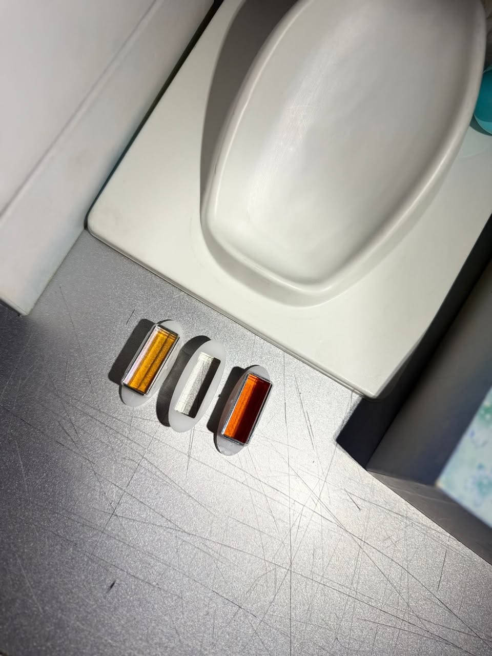 جهاز ليزر لإزالة الشعر – ماربيدو (MARPEDO)
الحالة: اسعمال مرتين امانه الله 
النوع: أصلي 100%
الدقات: غير منتهية (Unlimited Flashes)
العدسات: 3 عدسات للوجه وللتصبغات وللتبيض
المواصفات:
 • تقنية IPL فعّالة لتقليل نمو الشعر بشكل دائم
 • مستويات طاقة متعددة تناسب كل أنواع البشرة
 • شاشة عرض رقمية توضح عدد الومضات والمستوى
 • تشغيل سهل وسريع مع نتائج ملحوظة بعد عدة جلسات
 • مناسب للاستخدام المنزلي بأمان عالي
محتويات العلبة:
 • الجهاز
 • 3 عدسات
 • الشاحن الأصلي
 • الدليل
سبب البيع: عدم الحاجة له
السعر الجديد :مليون وربع مع الشحن
البيع 900 الف دينار عراقي مع التوصيل
بي مجال بسيط 
***********
