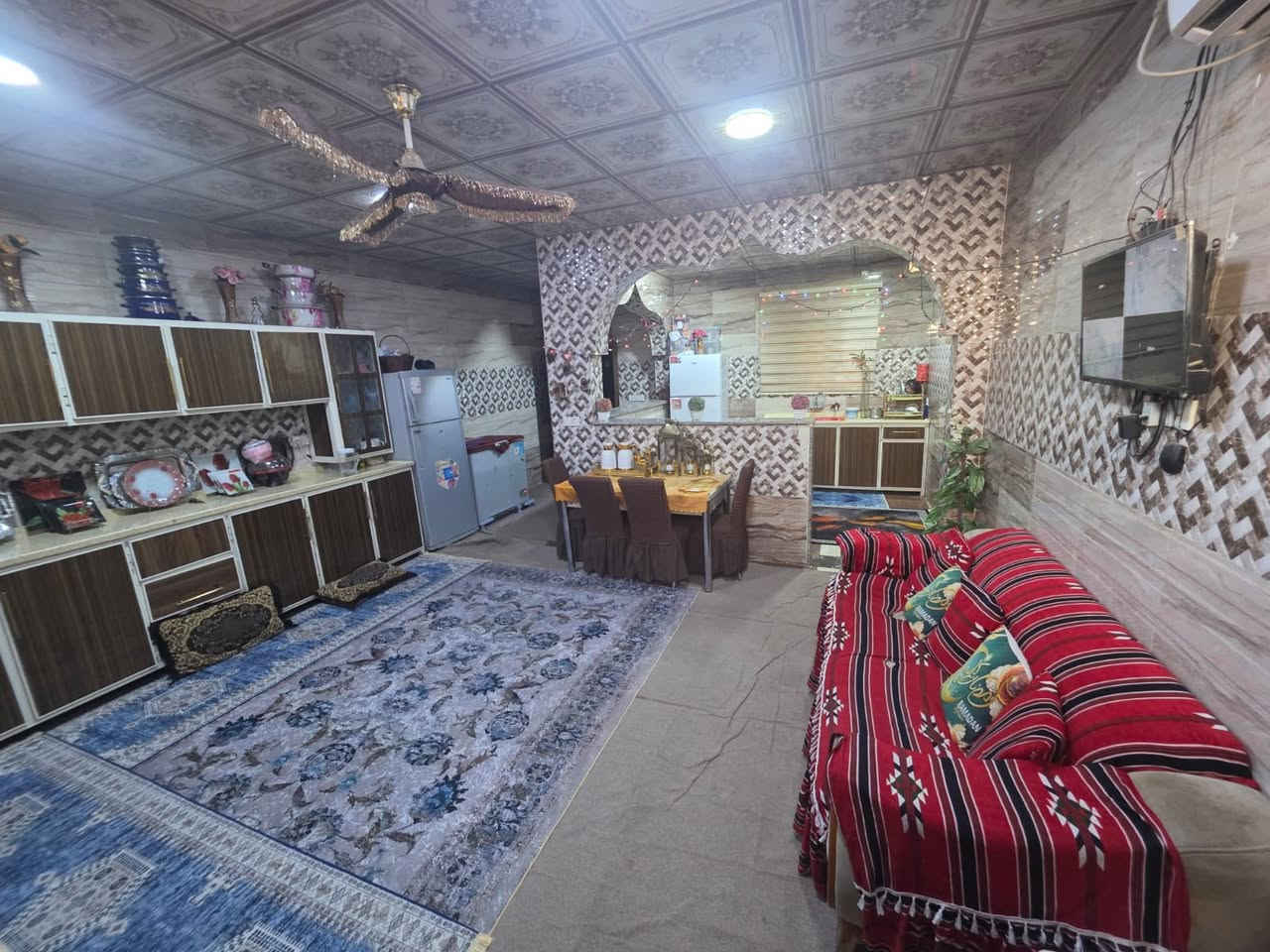 دار للبيع مساحة 315 متر بنا حديث البيت فول ربعة 10 في5
المطبخ 10 في 4.5 حار بارد 

4 غرف نوم 

صالة عدد 2 

صحيات خارج 

صحيات داخل 

صحيات طابق الثاني

عنوان البيت الديوم قرب جامع القهار 

السعر وباقي الاستفسار اتصلو على الرقم ***********
