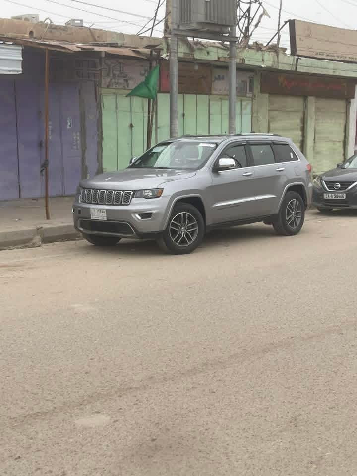 للبيع .النوع: جيب جراند شيروكي (Jeep Grand Cherokee).
الفئة: ليمتد (Limited).

​اللون: فضي (سلفار) مميز كما في الصور.

​فتحة السقف: فتحة قمارة كهربائية.

​المواصفات والإضافات:

​بصمة دخول وتشغيل مع خاصية التشغيل عن بُعد.

​كراسي جلد (تحكم كهربائي).

​شاشة كبيرة مع كاميرا دوارة وحساسات خلفية وأمامية.

​جنوط (ويلات) كروم حجم كبير بتصميم رياضي.

​نظام دفع رباعي (4X4) مع وضعيات قيادة متعددة.

​صندوق خلفي كهربائي (جك). فتحت سقف
صال سبوع حولته باسمي يعني هزه جديده 

************
