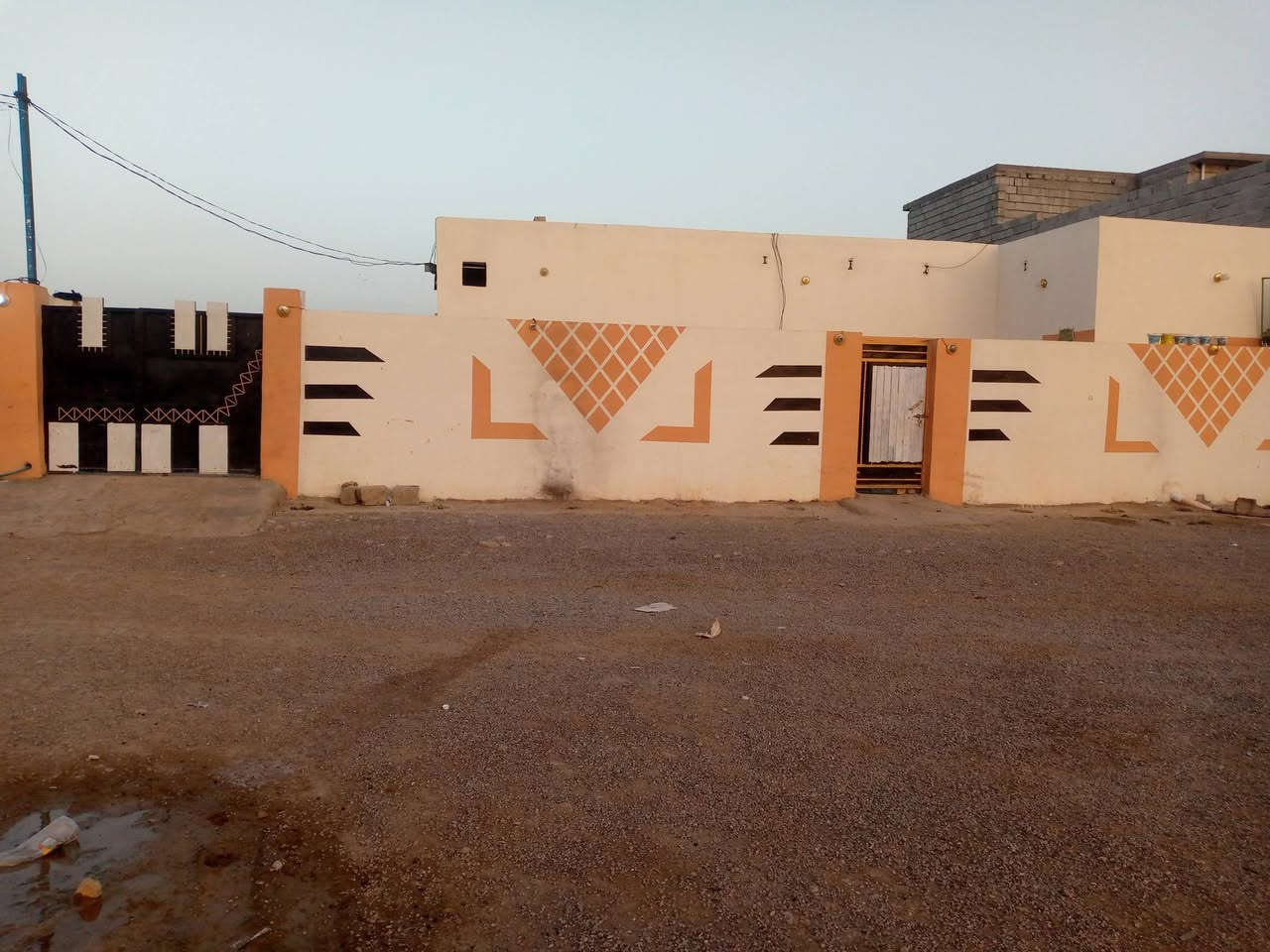 دار للبيع في معسكر قرب نداوات مقابيل جامع المنان يحتوي البيت على 4 غرف نوب 5×4 +هول 5×6 + مطبخ 4×4 + صحيات داخلي غراجي + مجلس داخلي + ستقبال خارجي 4×7+حوش جبير + قطعه من ضمنه تقريب 100 متر هذا كول تفاصيل لبيت اي ستفسار تصل ***********
