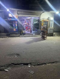 اسواق للبيع العنوان البلديات مقابيل الجسر تحتو عله ٤ عورض ٣ بطيات تحتو...