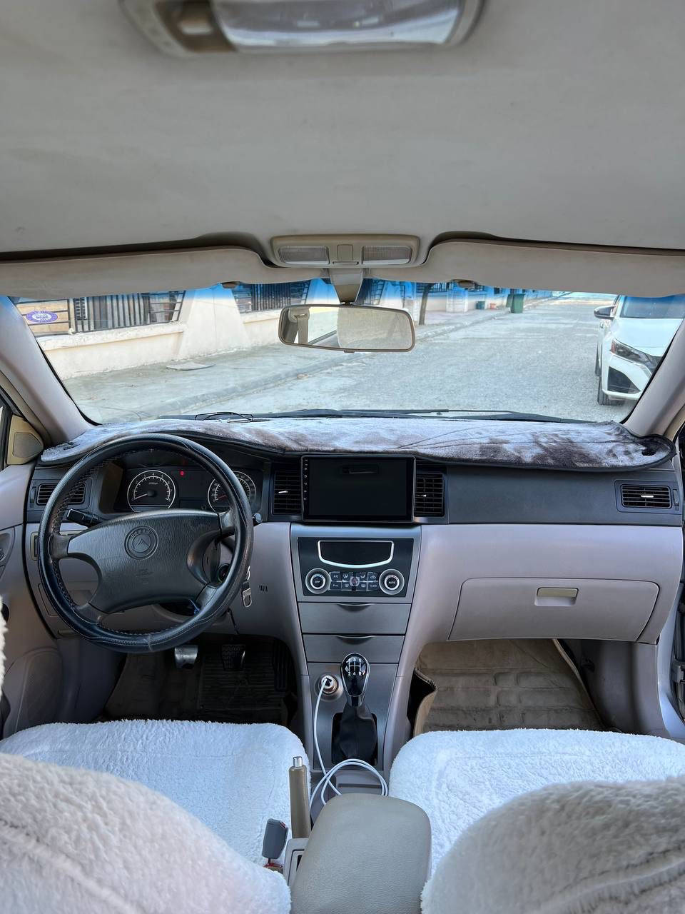 جیلی مۆدێل (٢٠١٣) - ١٤٠ هەزار ڕۆشتوە
بێ بۆیاخ بێ دەعم بێ کاڵ بوونەوە 

گێر عادى مەرغوب و بەنزین کەمەخوات 

گێر و مەکینە و کارەبایی بەشەرت تەبرید سارد و گەرم بەشەرت

چوار جام کارەبا _ قوفڵ مەرکەزی _ ناو زەرد _ بیلاد پەردەی دواوە _ حاسەی بەگ _ شاشە ئایپاد _ ABS _ ئاوێنە کارەبا و ئیشارەت

لید عەدەسە بەرز و نزم ئەکات

تازە ڕۆنی گۆڕاوە

سەنەوی بەسەر چووە 

شوێن پێنجوێن
 ٦٦ گەڵا و کەمێ مجال
***********
