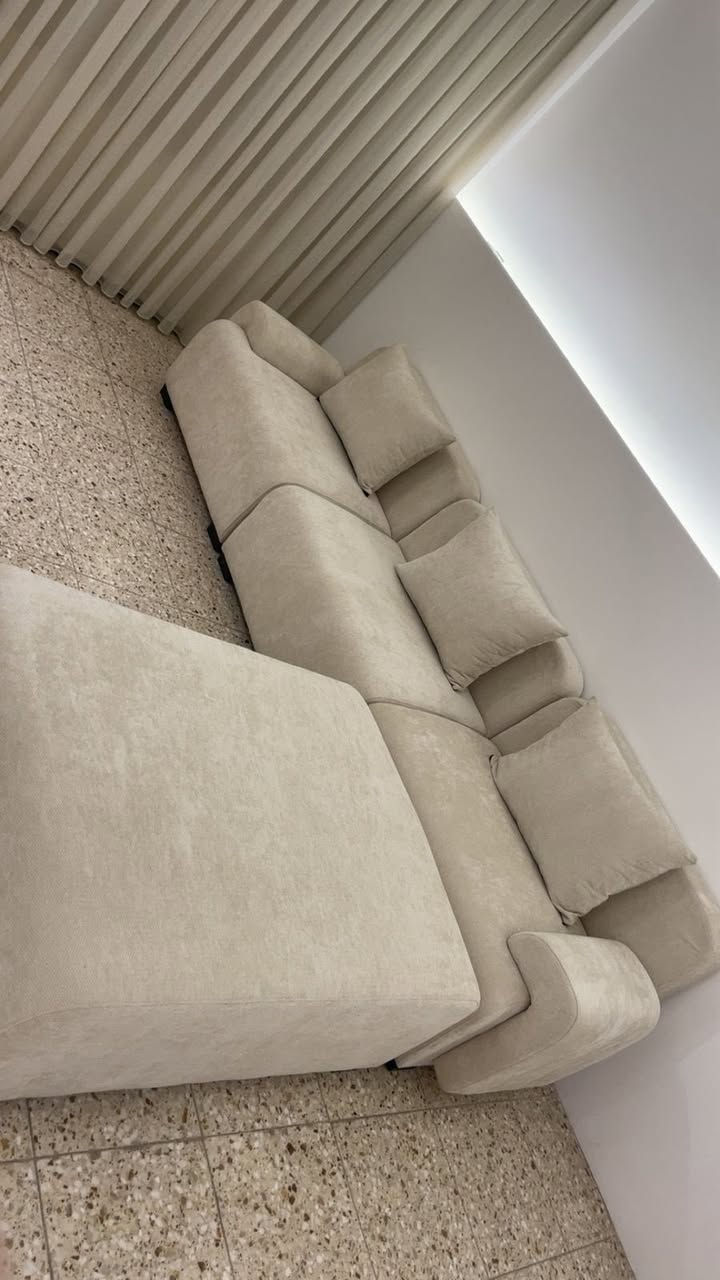 السلام عليكم
تخم لون بيج فاتح طبعاً بالصوره مبين غامق بالحقيقه جداً فاتح
الطول 3 متر القطعه المنفصله الطول 120cm العرض 100cm
وياه بعد 3 مخاديد كبار غير شكل نفس اللون و3 كوشات كذلك نفس اللون قبل اربع ايام فصلته و وصل كلفني 750 الف 
ابيعه ب500 الف
مكاني بغداد العامريه 
***********
