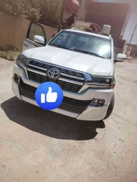 لاندكروز 2010 محدثه 2021 بس لخارج لسياره بدون حادث بس قطعه بيها صبغ بس...