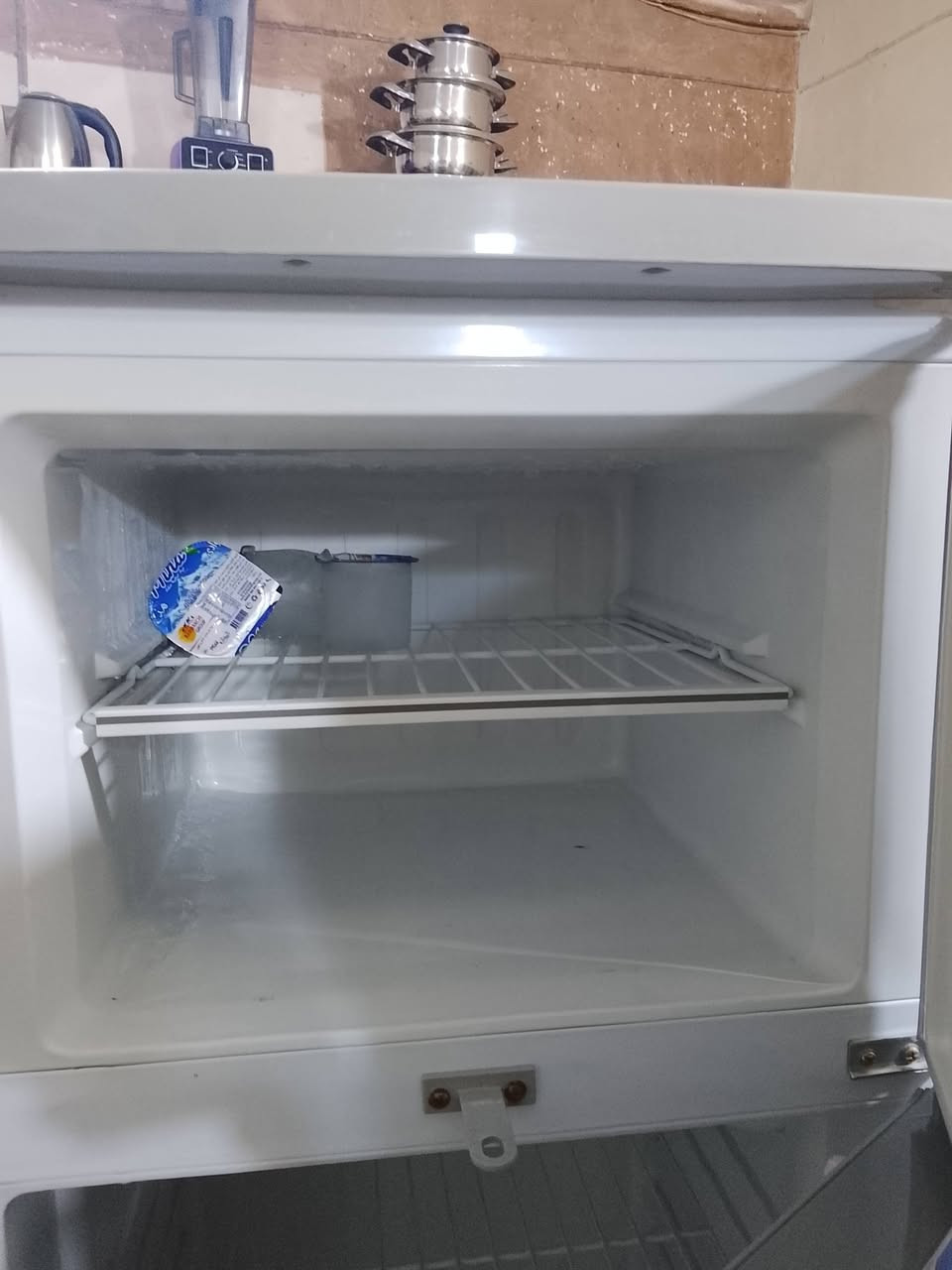 ثلاجة جديدة للبيع 
رقم:***********
