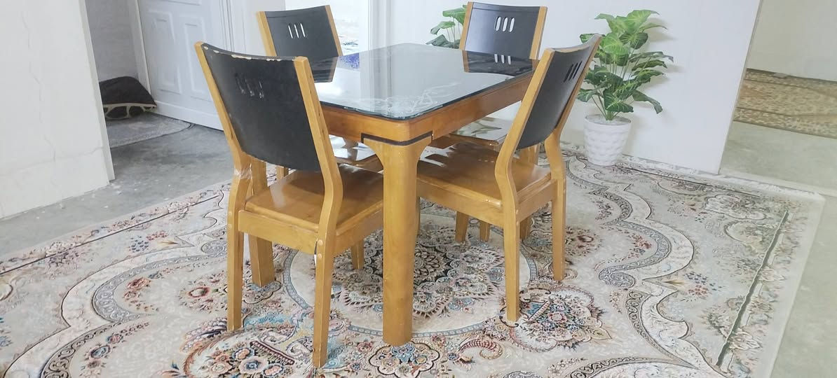 ئەم مێزی نان خواردنەبۆفرۆشتن  قوفڵی 150 هەزارە ناونیشان سلێمانی هوانە /***********       /*********** شربازهير, السليمانية
