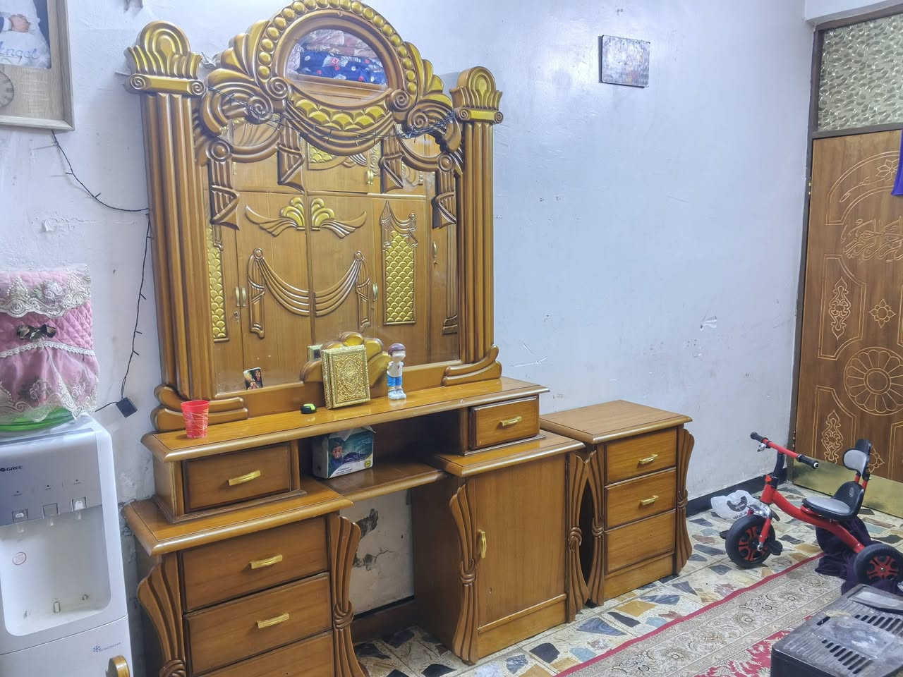 السلام عليكم للبيع غرف اخشاب درجه اولا 7 قطع رايده مليون  المكان بغداد جميله للتصال ***********
