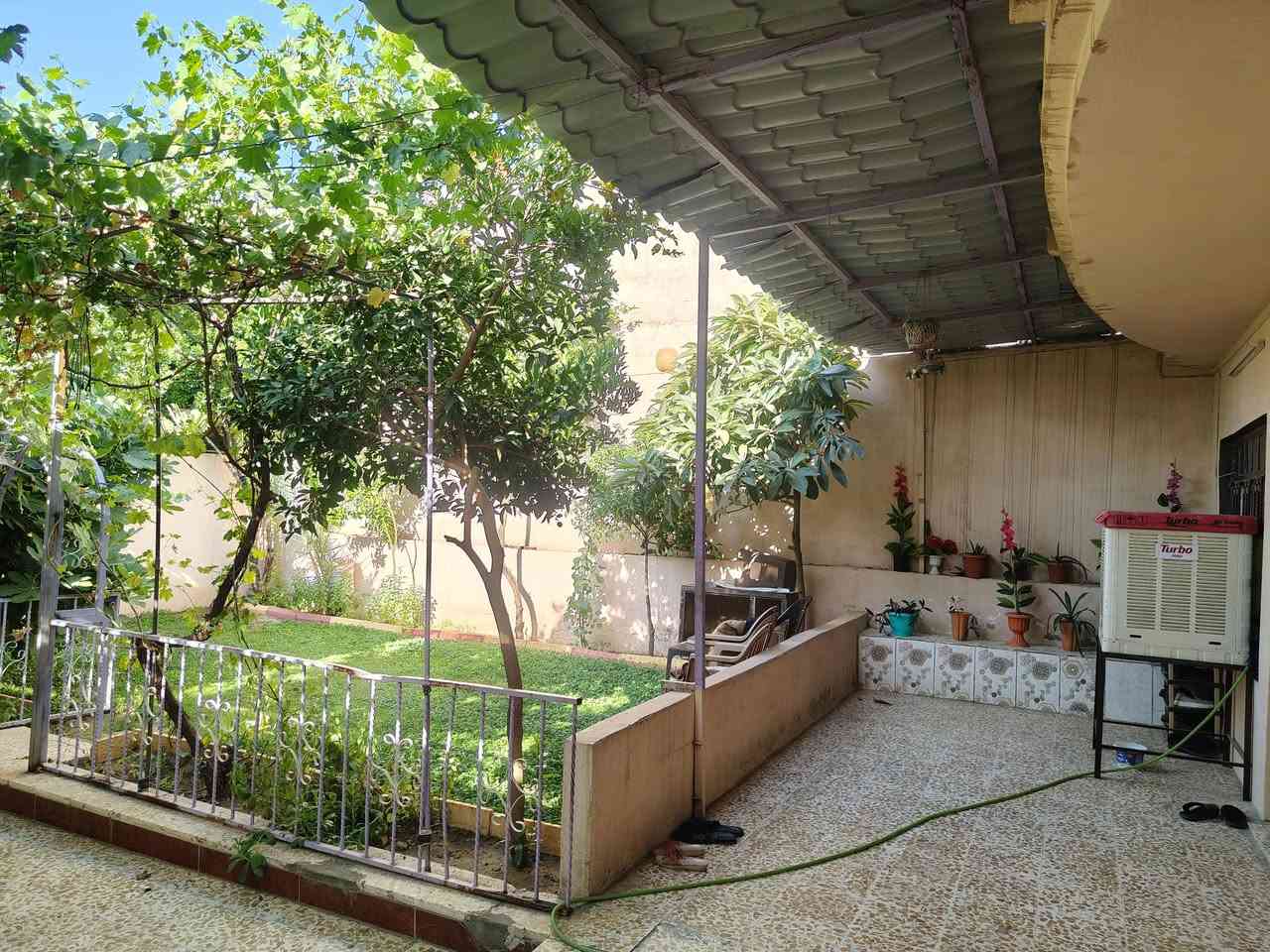 🏡 للبيع دار سكنية مميزة
📍 الموقع: الإصلاح الزراعي – مقابل جامع أحباب المصطفى
🔹 المساحة: 270 م²
🔹 سند 2025 باسم المالك
🔹 السعر: 145 مليون دينار (قابل للتفاوض بحدود المعقول)
مواصفات الدار:
🔸 الطابق الأول:
حديقة
كراج يتسع لـ 3 سيارات
3 غرف نوم
غرفة استقبال (7 × 4 م)
هول داخلي (4 × 4 م)
مطبخ حار ومطبخ بارد
حمام + تواليت
صحيات سيراميك
🔸 الطابق الثاني:
غرفتا نوم
هول (3 × 8 م)
✅ مجموع غرف النوم: 5 غرف ✅ أغلب الدار سقوف ثانوية 
📞 للاستفسار: ***********
📞 أو: ***********
