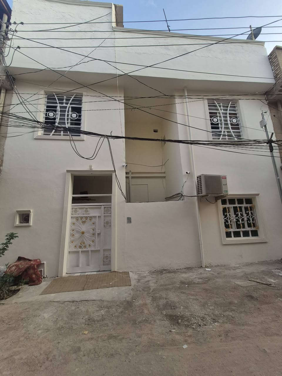 🏡 بيت للبيع – فرصة مميزة 🏡
للبيع دار سكنية بمساحة ١٠٠ متر، مكونة من ٣ طوابق، موقع ممتاز بالقرب من مدينة ألعاب السندباد – السايدين الجدد، تقريباً ١٠ دقائق مشي عن الإمام ✨

🔹 تفاصيل الدار:▪️ الطابق الأول:غرفتين + صالة + استقبال + حمامين

▪️ الطابق الثاني:يحتوي على سويتين مستقلتين، كل سويت بمساحة ٥٠ متر ومتكامل الخدمات

▪️ الطابق الثالث:سويت كامل مستقل مع نصف سطح

✔️ الدار مناسبة للسكن العائلي أو للاستثمار وتأجير السويتات

💰 السعر: خاص

📞 للاستفسار والمشاهدة يرجى التواصل على الخاص
 ***********
