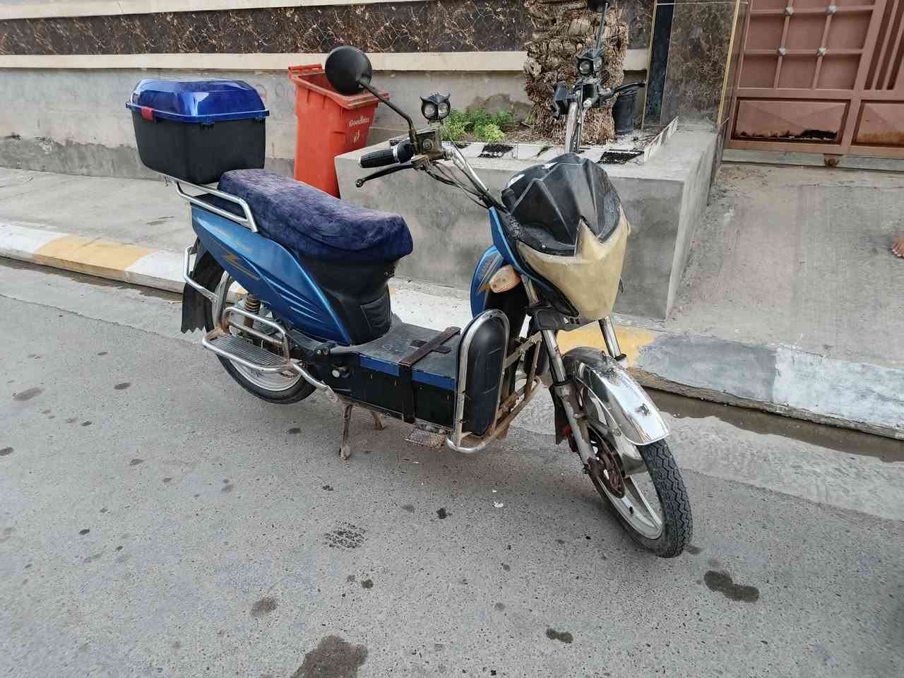 السلام عليكم
للبيع ماطور شحن هارلي 
خمس بطاريات على الفحص نضيفات حيل وما يصرفن 
بريك أمامي خلفي دبلات بي بروجكترات ثنين جدد بي صندوق كهربائيات كامله من كلشي و الدراجه حيل نضيفه وكامله من كلشي 
للبيع أو مراوس بجبلي 
‭***********‬
***********
