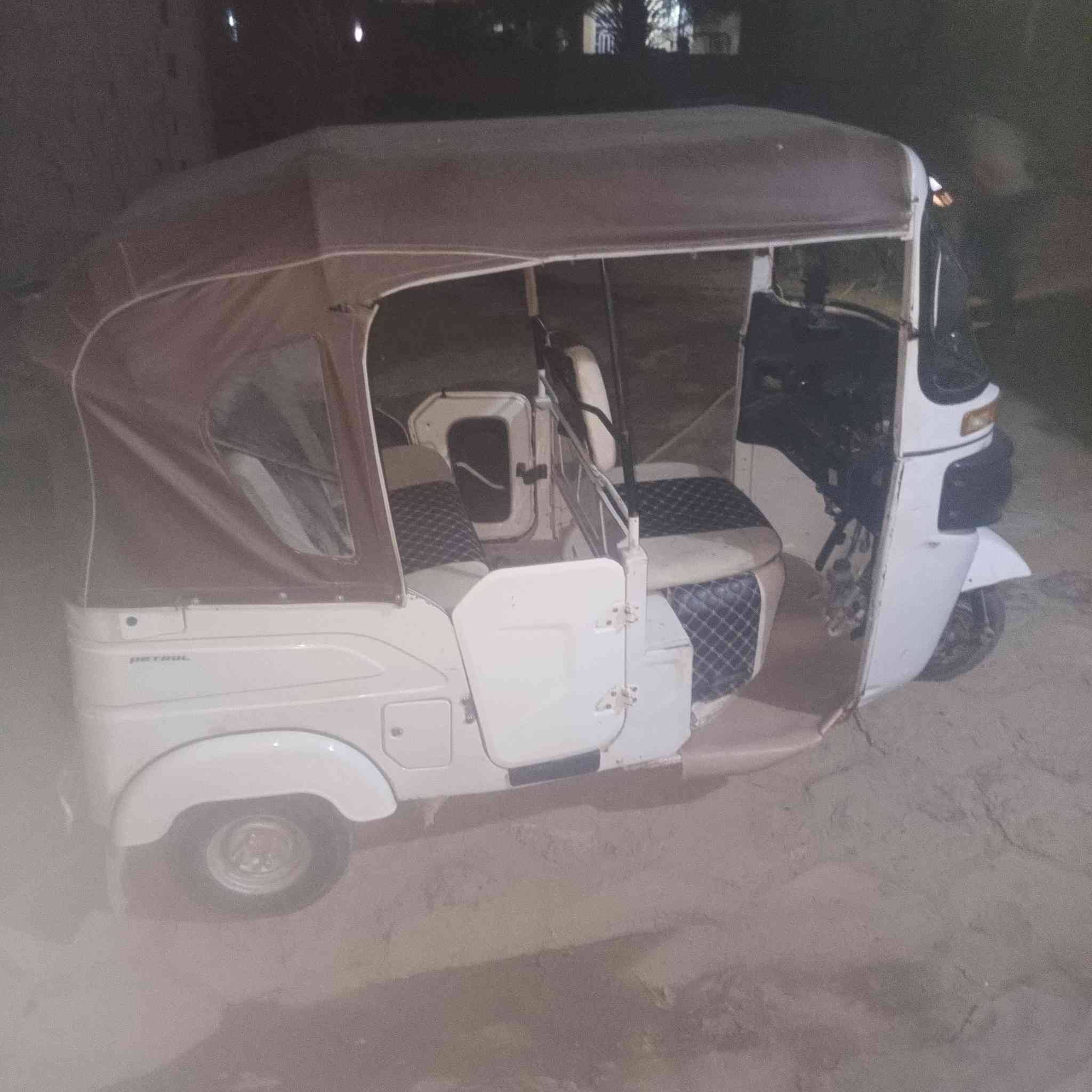 سلام عليكم تكتك بجاج لبيع مديل ٢٢أوراق أصولية تعبانة شوية متومة أكفلك سرقة وعشائر سعر ٥٢٥٠وبيهة مجال الطيبين مكاني بابل دبلة الاستفسار على رقم ***********
