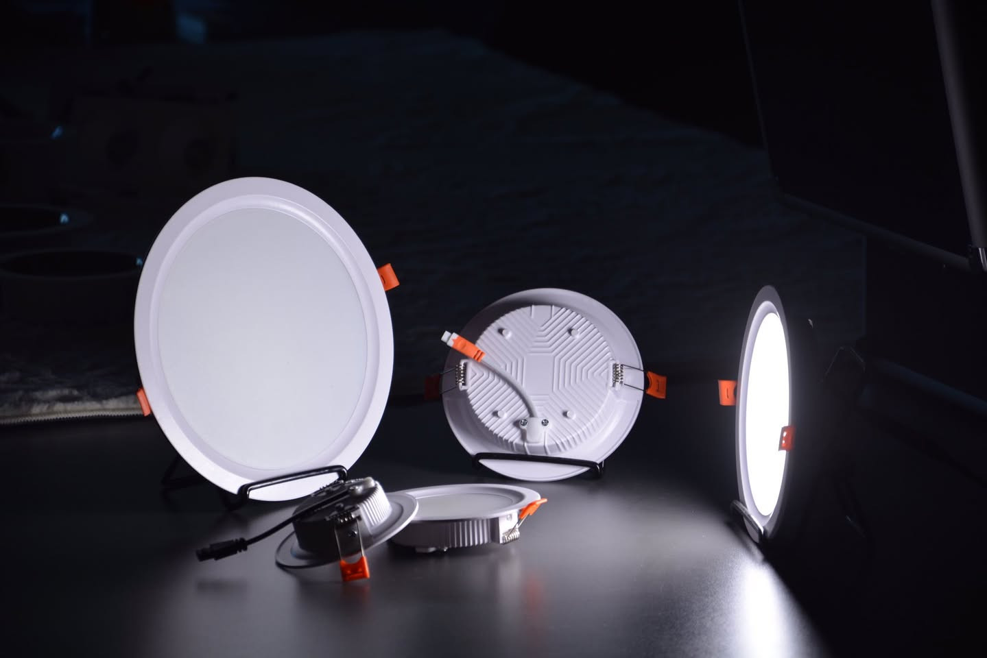 Down light. 9w 12w 15w 24w 36w 
One color -3color-4CCT 
Welcome to your inquiry dear


**إذا كنت صاحب هذا الإعلان وتريد حذفه لأي سبب، رجاءا أرسل رسالة إلى الدعم الفني**