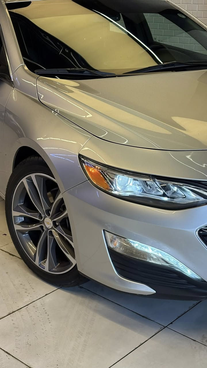 ماليبو بريمير 2022  PREMIER 2.0T 
محرك 2000 توربو 🚀🚀 4 سلندر سياره كلش قويه 
ناقل حركة أوتوماتيكي 9 سرعات. 
ماشيه 32 ميل 
نظام دفع أمامي
مقاعد جلدية كهربائي للسائق والراكب
وخزن ميموري 1.2.3
فتحة سقف كهربائية بانورامية 
نظام صوتBoss
تبريد وتدفئة جميع المقاعد حتى الخلفي 
تدفئة ستيرن
كاميرا خلفية
نظام دخول وتشغيل عن بعد. 
مري قلاب
مراقبة ضغط الإطارات
وسائد هوائية متعددة.
 البريمير معروف بل مواصفات 
سياره ترايها كلش حلو وجديده وما ماشيه بالعراق اجت من امريكا ماشيه 22 وهسه 32 
وبدون اي نواقص 
حداديه امامي خلفي شركه 
تخم تاير جديد
دسك امامي خلفي جديد
عليها نانو سيراميك 
سياره بسمي تحويل ثاني يوم. سنويه وهزه جديده 
وبدون غرامات 
🛑 الضرر بنيد وجاملغ تبديل وصبغ. بدون ضرر داخلي وحتى الحداديه ما متضرر وراديتر بلادي نفسه بدون تبديل. 
ايرباك ستيرن وراجع سستم 
وصور الضرر موجوده 
السياره بدون اي نقص وبدون اي كلوب مشتغل بلدشبول. وكلش جديده 

🛑🛑 السعر : 162$
للاستفسار الاتصال 
***********
