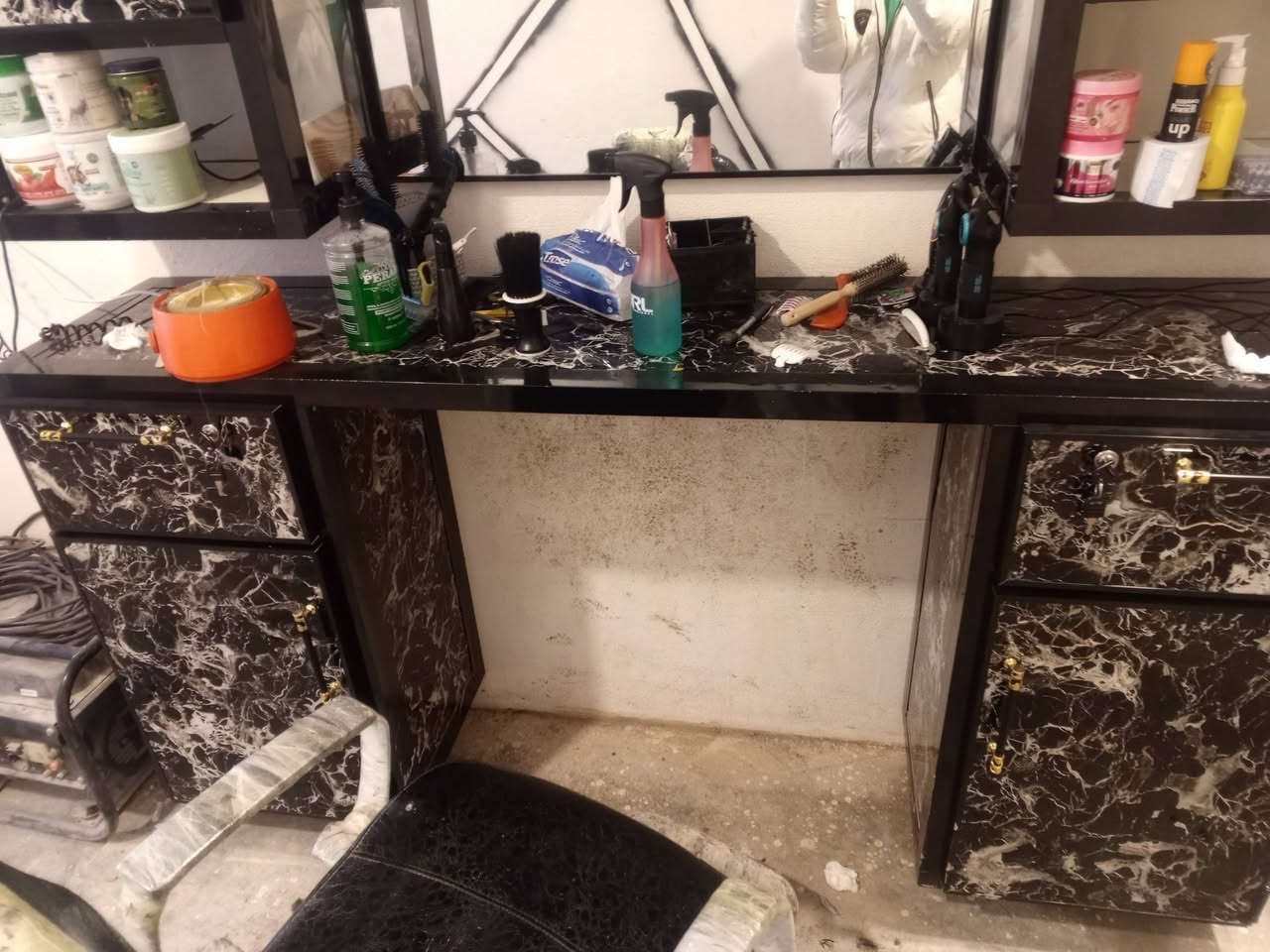 مرايه حلاقه للبيع ***********
